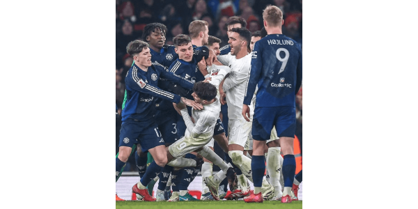 Manchester United besegrade Arsenal, och domarens straff väckte kontrovers