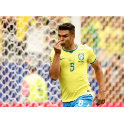Brasilien visar upp mästaranda och går med näppe vidare till åttondelsfinal i VM Brasilien visar upp mästaranda och går med näppe vidare till åttondelsfinal i VM