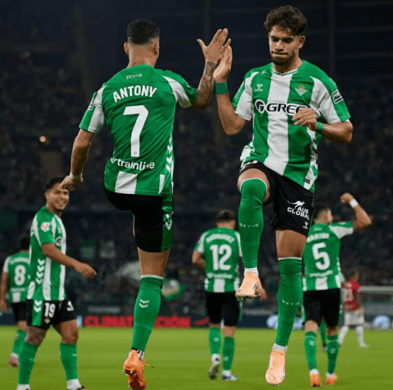 Anthony, iklädd Real Betis-tröjan, levererade en perfekt 10/10-insats