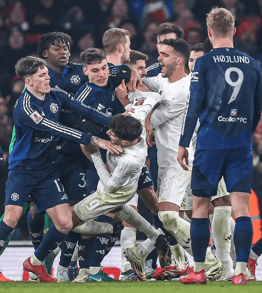 Manchester United besegrade Arsenal, och domarens straff väckte kontrovers