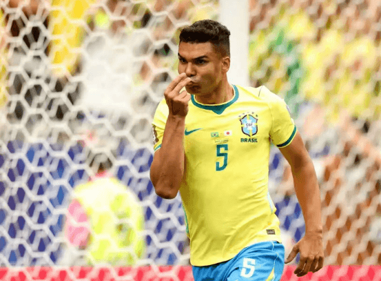 Brasilien visar upp mästaranda och går med näppe vidare till åttondelsfinal i VM